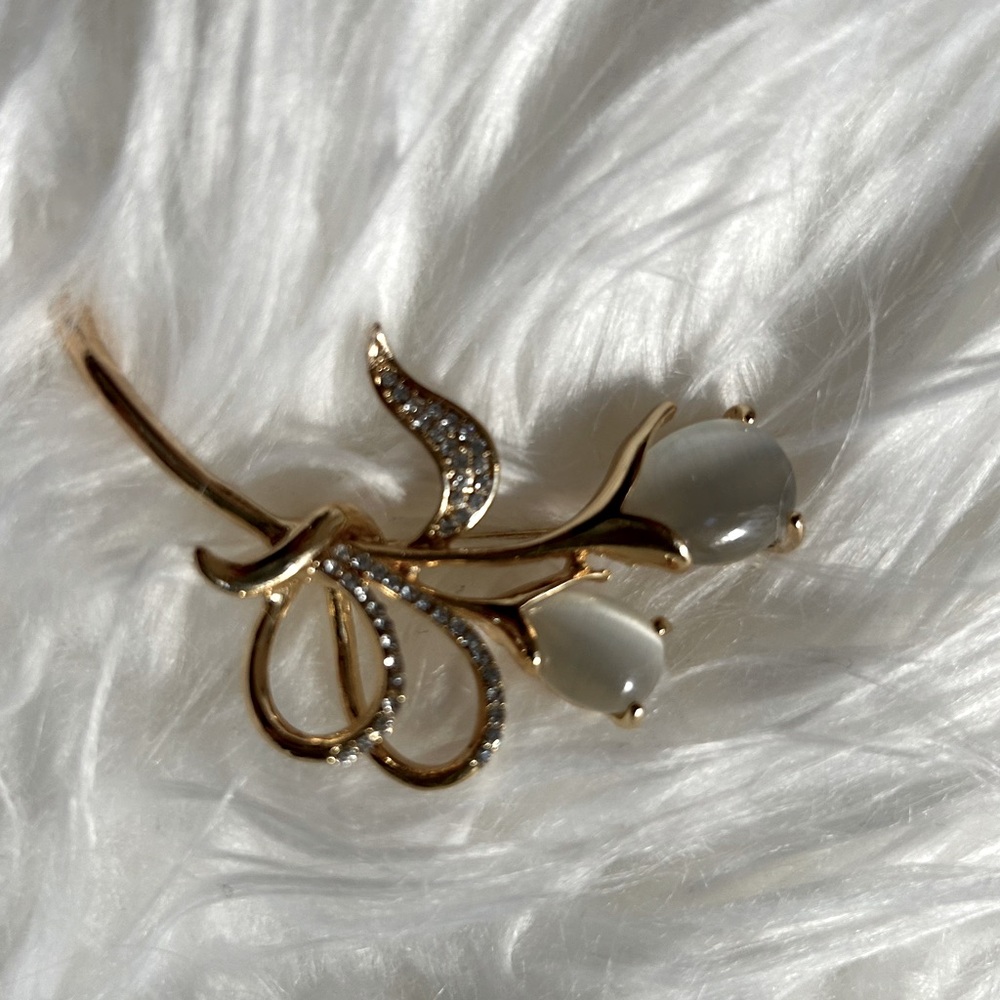 Beautiful broach - moonstone !!